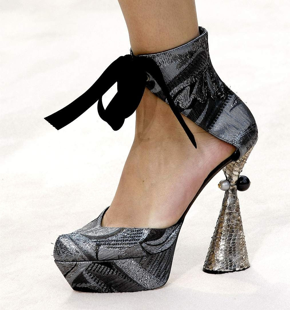 LOUIS VUITTON FALL 2009 D’ORSAY PUMPS